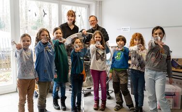Gruppenfoto der Klima-Scouts-AG aus der Heiligengeist und der St. Ursula-Schule gemeinsam mit Lisa Persiel (Lünestrom) und Dr. Frank Corleis (SCHUBZ)