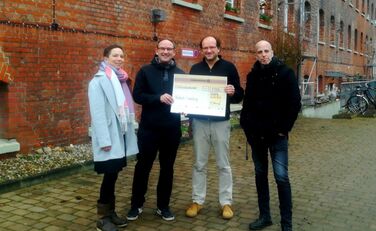 Jowana Lohmöller und Malte Steinmetz (Lünestrom) übergeben eine Spende an Dieter Koschel (Leiter der HERBERGEplus) und André Pluskwa.