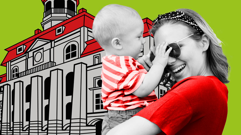 Lachende Frau mit Baby auf dem Arm vor Illustration des Lüneburger Rathauses